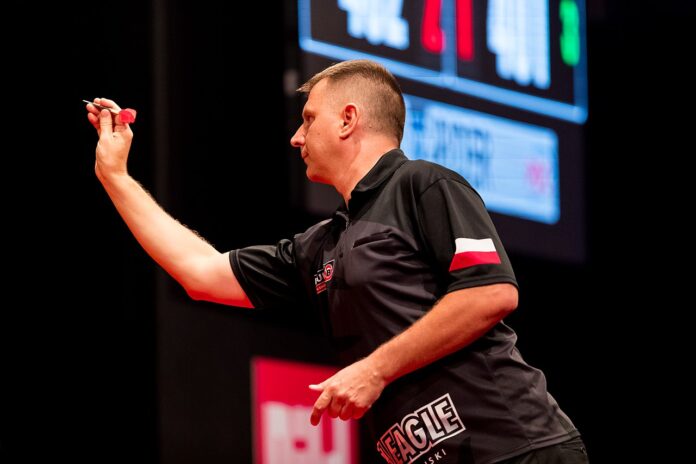 1280px-Michael_van_Gerwen_6-5_Krzysztof_Ratajski_-_Krzysztof_Ratajski_-_2019251192205_2019-09-08_PDC_European_Darts_Matchplay_-_0065_-_B70I7302