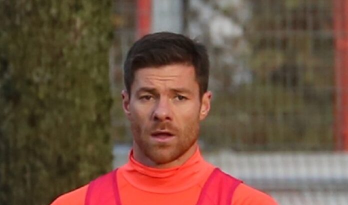 Xabi_Alonso_Training_2016-11_FC_Bayern_Muenchen-8
