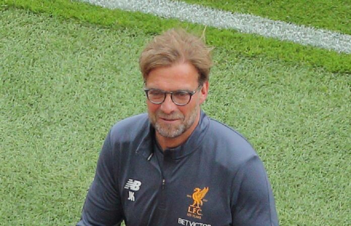Jurgen_Klopp_leaves_the_pitch_at_full-time_a_happy_man_(34018926193)