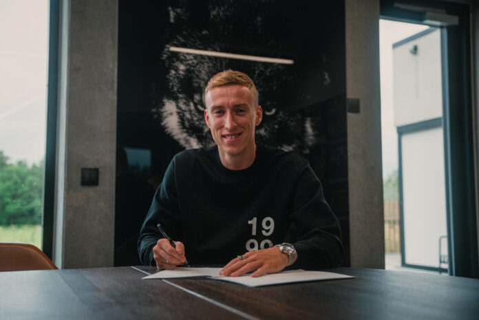 Adam_Buksa_signing-1536x1026
