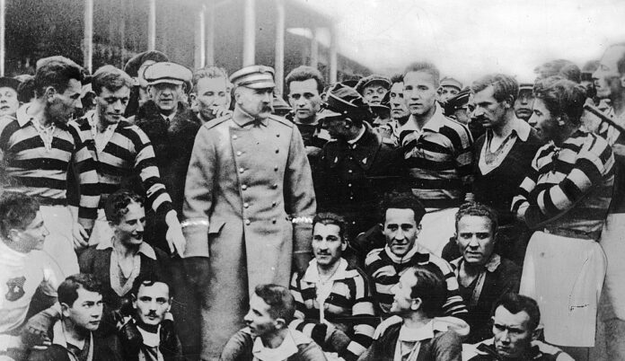 1116px-Mecz_piłkarski_między_Wisłą_Kraków_a_Pogonią_Lwów_(22-310)