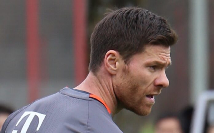 Xabi_Alonso_Training_2017-03_FC_Bayern_Muenchen-1