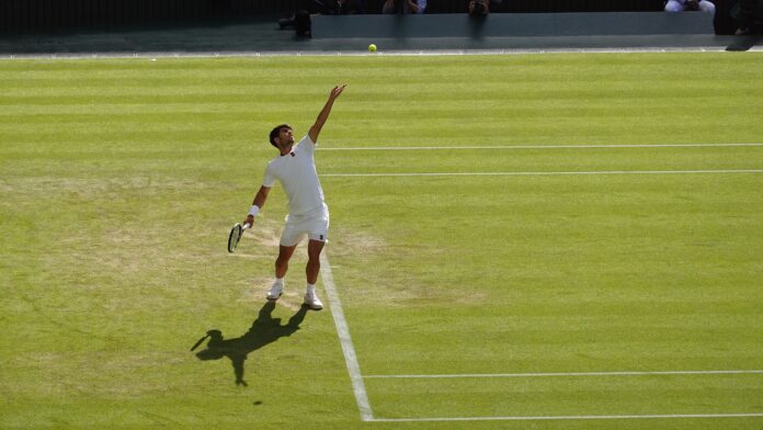 4096px-Carlos_Alcaraz_serving_while_playing_Jan-Lennard_Struff_(Wimbledon_2025)