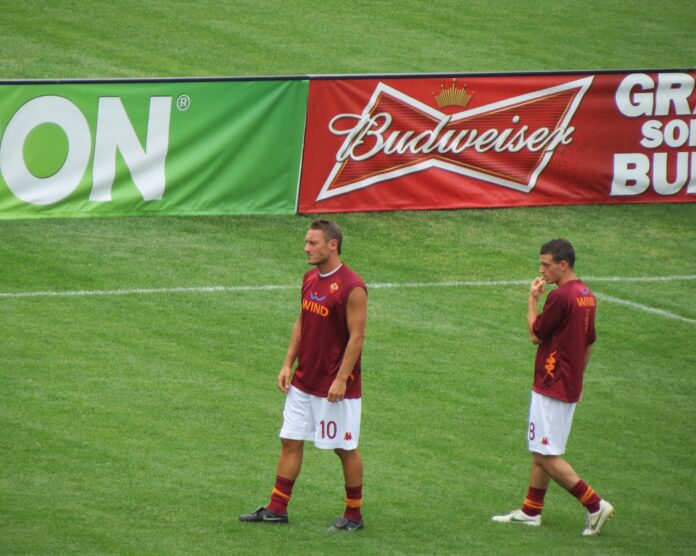 https://commons.wikimedia.org/wiki/File:Francesco_Totti_Alessandro_Florenzi.jpg